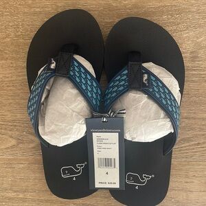 Vineyard Vines classic 🐳 flip flops. Size 4 boys. Color: Vineyard Navy.